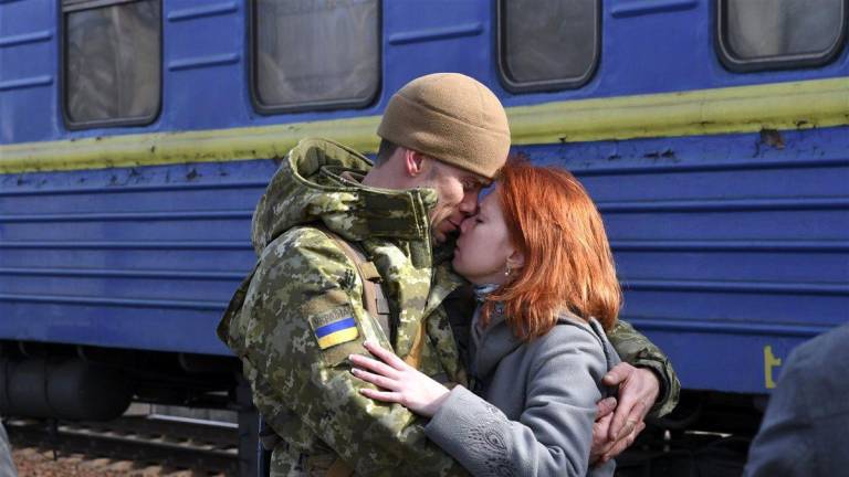 Una pareja se abraza antes de que la mujer aborde un vagón de tren que parte hacia el oeste de <a rel="nofollow" href="https://es.wikipedia.org/wiki/Ucrania" target="_blank">Ucrania</a>. (Fuente, www.nationalgeographic.com.es/fotografia)