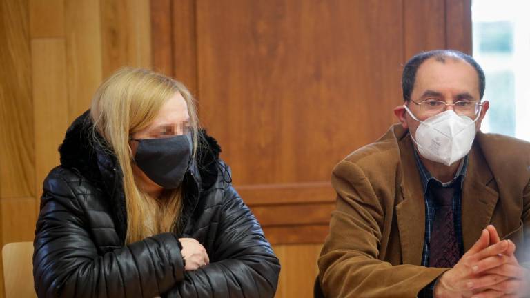 Ana Sandamil y su abogado, Luis Rifón, el día en el que el jurado le ha declarado culpable del asesinato de su hija Desirée el pasado mes de febrero. Foto: Carlos Castro /E.press.