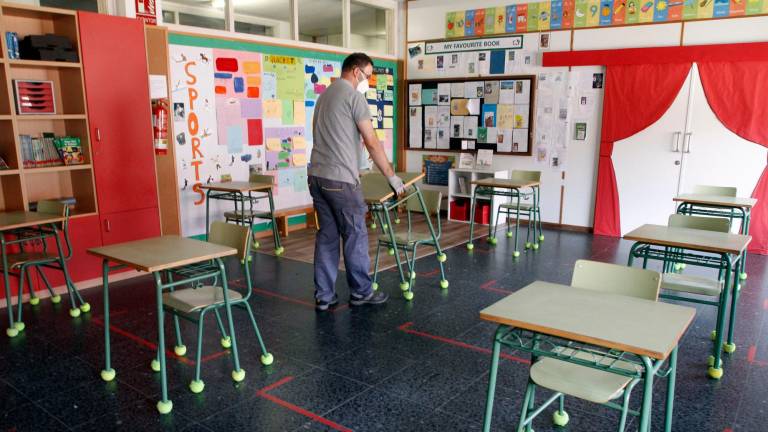 PRVISIÓN. Un colegio de Primaria gallego separando las meses preparándose para el inicio del próximo curso. Foto: Antonio Hernández