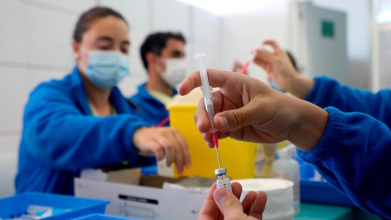 Sanitarios preparan las dosis de la vacuna de Pfizer para ser inoculadas a los llamados a vacunarse contra la COVID-19 en la Cidade da Cultura en Santiago. Foto: Efe/Xoán Rey