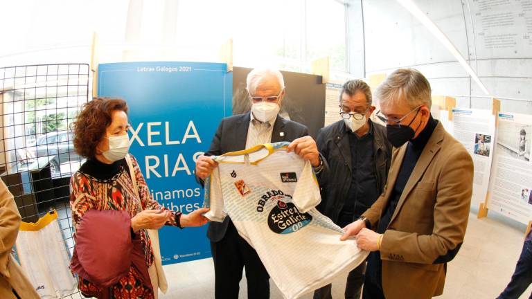 Aleixandre junto a Freixanes, Gil y Moncho admirando una camiseta que el club regaló al hijo de Xela Arias, Darío. Foto: F.B.