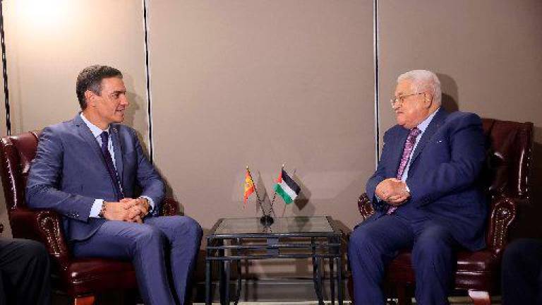 Sánchez, con el presidente palestino Mahmoud Abbas, ayer en Nueva York. Foto: E. P.