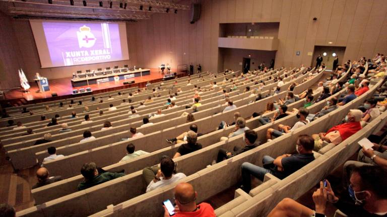 PARTICIPACIÓN Vista general del auditorio donde se celebró la Junta. Foto: Cabalar