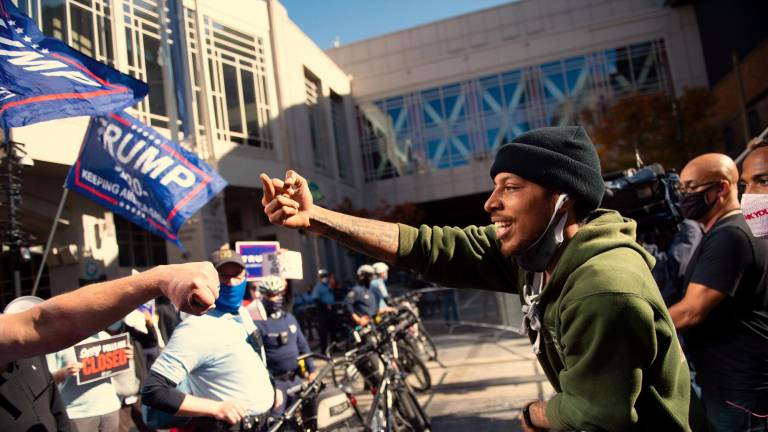 Un joven se dirige hacia los partidarios de Donald Trump y les hace un gesto provocador, ayer, frente al Centro de Convenciones de Pensilvania, en Filadelfia. Foto: Van Auken (Efe)