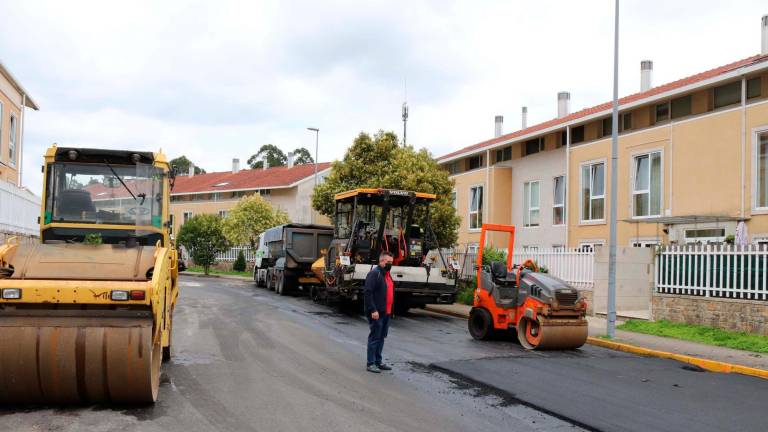 Imaxe dos traballos de pavimentación en Monte Balado, que quedarán listos a finais desta semana. Foto: C. Brión 
