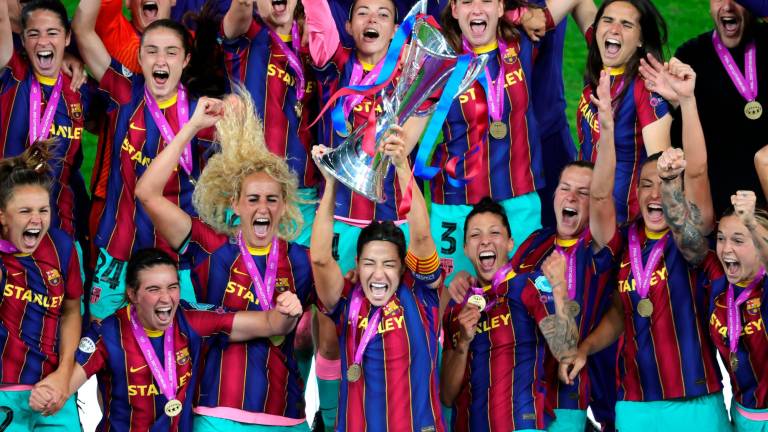 CAMPEONAS Las jugadoras del Barça, levantando el trofeo de la Liga de Campeones. Foto: Adam Ihse/DPA Europa Press