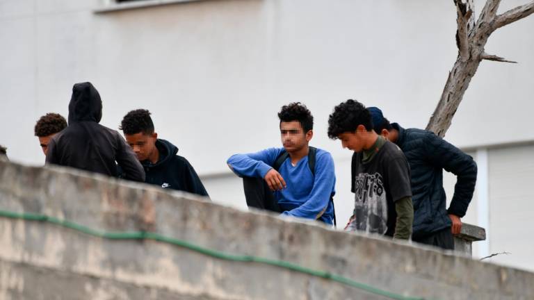 Varios menores migrantes, en el tejado de una nave industrial en Ceuta. Foto: Antonio Sempere/E.P.