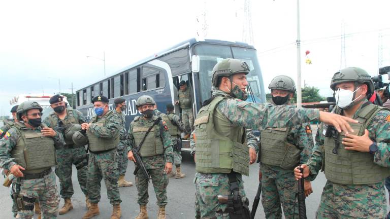 Foto de archivo de un operativo del Ejército de Ecuador para sofocar los motínes que se produjeron en varias cárceles del país en febrero de 2021. FOTO: STRINGER