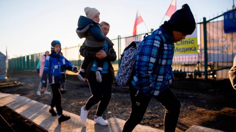 13 de abril de 2022, Polonia, Przemysl: Una familia ucraniana emprende el viaje en autobús en el cruce fronterizo de Medyka, en el lado polaco, para entrar en Ucrania. Foto: Christoph Soeder/dpa 13/04/2022