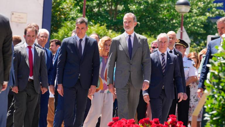 homenaje. El alcalde de Ermua, Juan Carlos Abascal; el presidente del Gobierno, Pedro Sánchez, y el rey Felipe VI. Foto: H. Bilbao