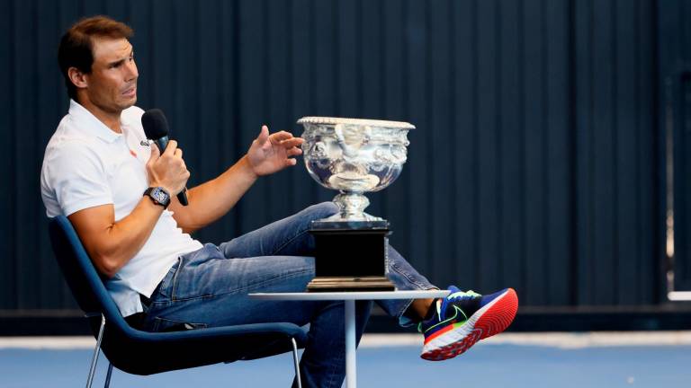 RADIANTE Rafa Nadal, en Manacor con el trofeo conquistado en Australia. Foto: S.E.