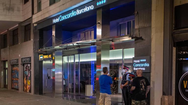 Entrada al Hotel Concordia de Barcelona vigilada por los Mossos. Foto: Europa Press