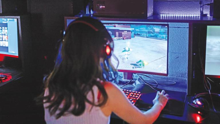 .Mujer jugando a un videojuego en línea con otras personas mediante su ordenador. Foto: ECG