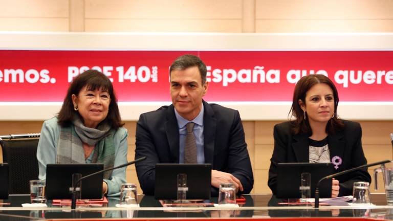 Cristina Narbona, el presidente del Gobierno, Pedro Sánchez, y la portavoz socialista en el Congreso, Adriana Lastra. Foto: Europa Press