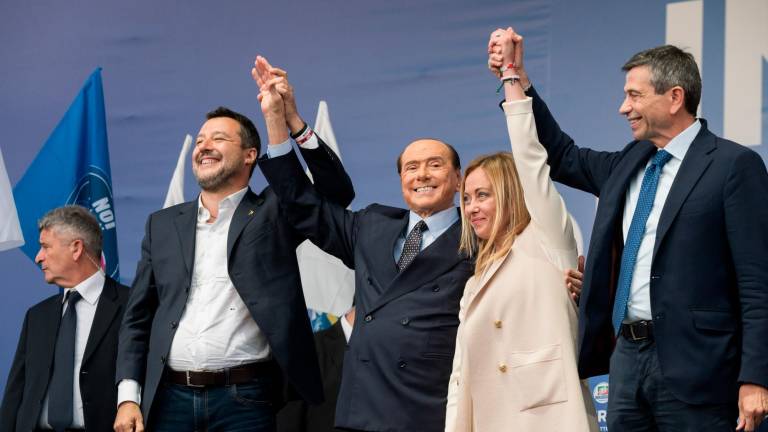 ITALIA. Matteo Salvini, Silvio Berlusconi y Giorgia Meloni, junto a otros líderes derechistas, este domingo Foto: D.P.A. 
