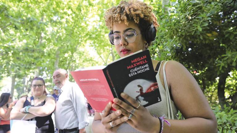Una mujer leyendo en esta edición de la Feria del Libro de Madrid. Foto: Isabel Infantes/E.P.