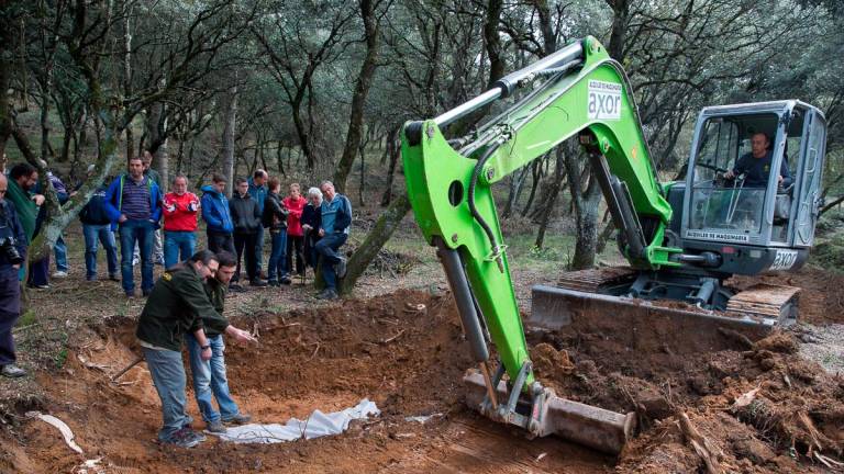 Momento de la exhumación de los cuerpos hallados en fosa de la Esparceta, en Navarra. Foto: Patxi Cascante