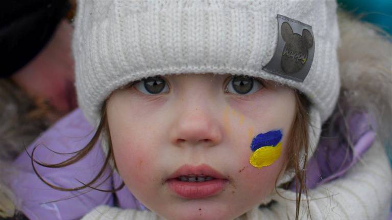 Zlata, una niña de 3 años y medio con la cara pintada con los colores de la bandera ucraniana, fue fotografiada en la frontera rumano-ucraniana, en <a rel="nofollow" href="https://es.wikipedia.org/wiki/Siret" target="_blank">Siret</a>. (Fuente, www.nationalgeographic.com.es/fotografia)
