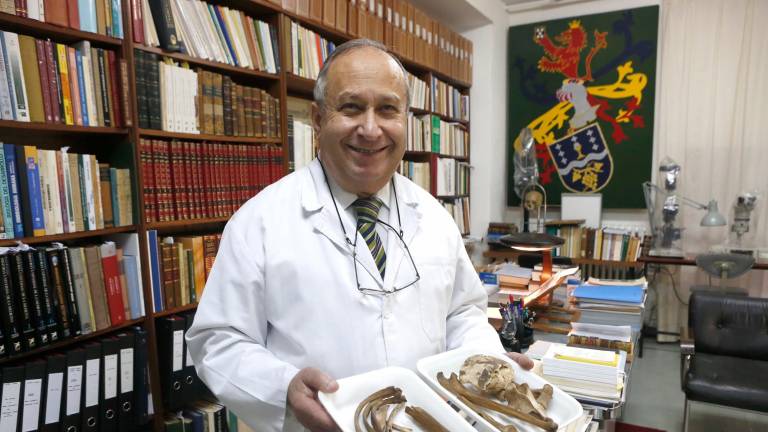 El doctor José Carro Otero en su despacho de la Facultad de Medicina. Foto: Antonio Hernández.