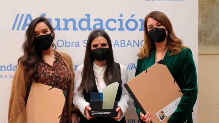 A articulista Míriam Ferradáns, no centro, flanqueada a súa esquerda pola ex xornalista de EL CORREO GALLEGO Patricia Hermida, e o outro lado, Cláudia Morán. Foto: ECG