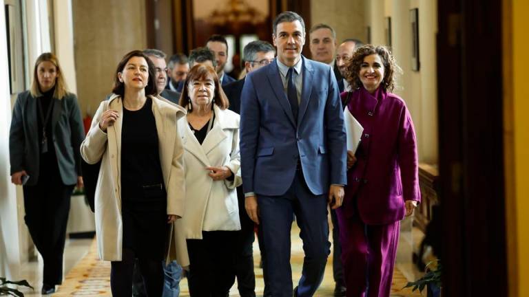 pedro sánchez llega al Congreso de los Diputados acompañado de distintos ministros y dirigentes del PSOE, ayer. Foto: Efe