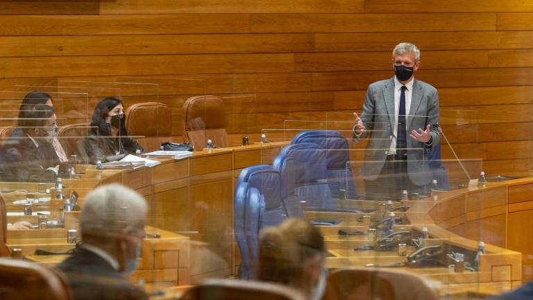 Alfonso Rueda responde en el Parlamento sobre Ence. Foto: Conchi Paz