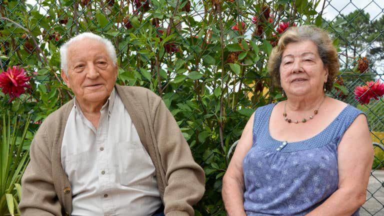 Xosé Romero y su esposa Maruxa Miguéns, fundadores del grupo folclórico Os Rosales, de Rianxo. Foto: Editorial Canela