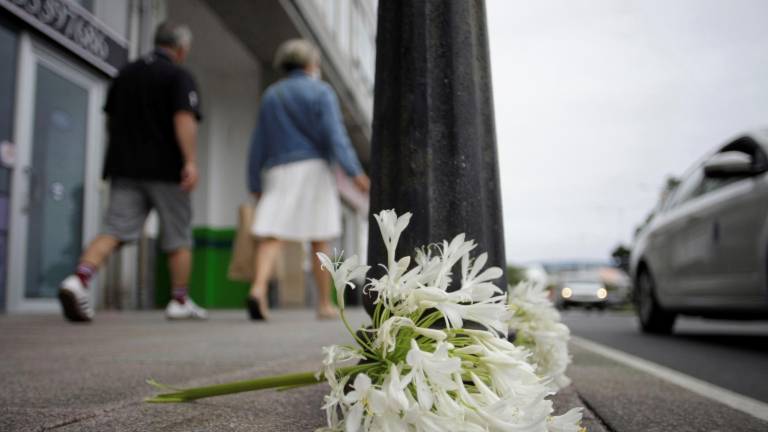 Flores en el lugar donde fue asesinado Samuel Luiz, en una imagen de archivo FOTO: Cabalar