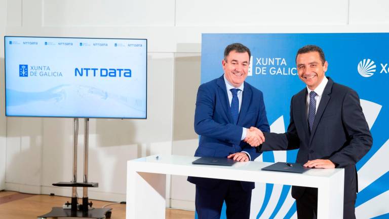 El conselleiro de Cultura, Educación, FP e Universidades, Román Rodríguez, a la izquierda, con el CEO de la compañía NTT Data Spain SLU en España, Sergi Biosca
