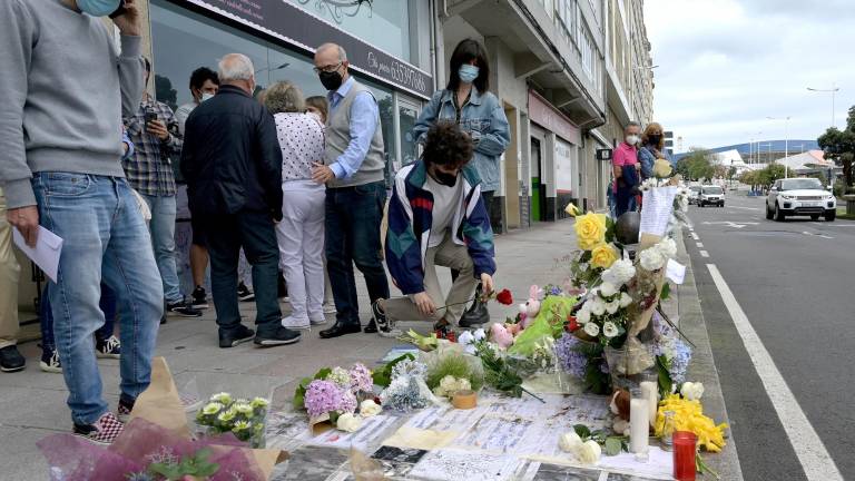 Homenaje. Un joven posa una rosa en el altar improvisado colocado en la acera donde fue golpeado Samuel, el joven asesinado en A Coruña el pasado mes de julio. Foto: Europa Press 