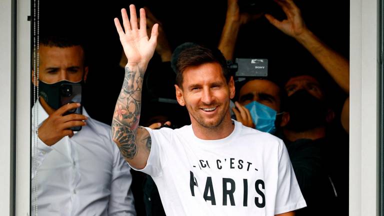 SONRIENTE Leo Messi saluda a los seguidores franceses tras aterrizar en París durante la tarde. Foto: DPA Europa Press