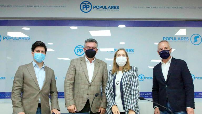 Gago, izquierda, con Bas, Pastor y Constenla, en la sede del PP de Pontevedra. Foto: Cedida