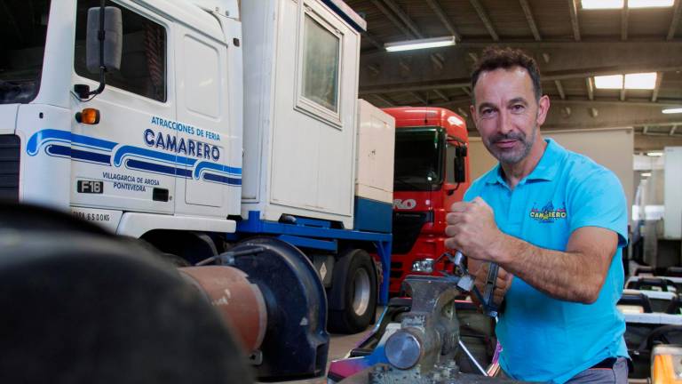AFECTADOS. Víctor Camarero, uno de los dueños de Atracciones de Feria Camarero, en sus garajes en Vilagarcía de Arousa. Foto: Salvador Sas
