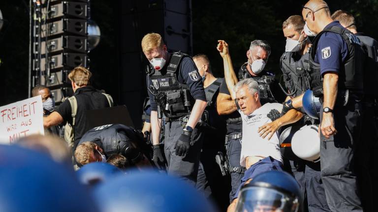 Berlín (Alemania), 01/08/2020.- Un policía sujeta a un manifestante en la protesta del sábado en Berlín contra las restricciones impuestas por el gobierno debido al covid. EFE/EPA/FELIPE TRUEBA