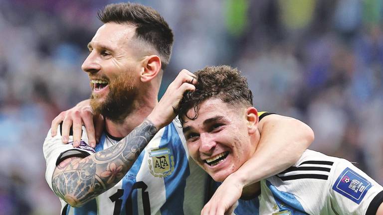 LEO Messi y Julián Álvarez celebran el segundo tanto de Argentina ante Croacia. Foto: DPA