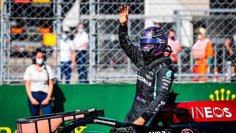 GOLPE DE EFECTO Lewis Hamilton celebra la ‘pole’ en Hungaroring. Foto: AFP7 Europa Press