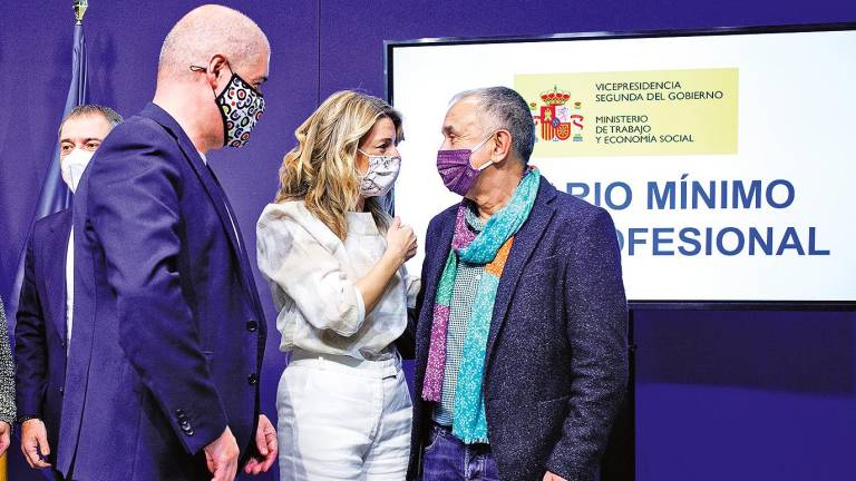 Yolanda Díaz conversa con Pepe Álvarez ante Unai Sordo. Foto: Alejandro Martínez Vélez/E.P.