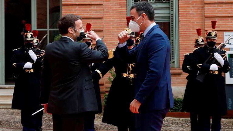 Pedro Sánchez y Emmanuel Macron saludándose en un encuentro en París. Foto: E.P.