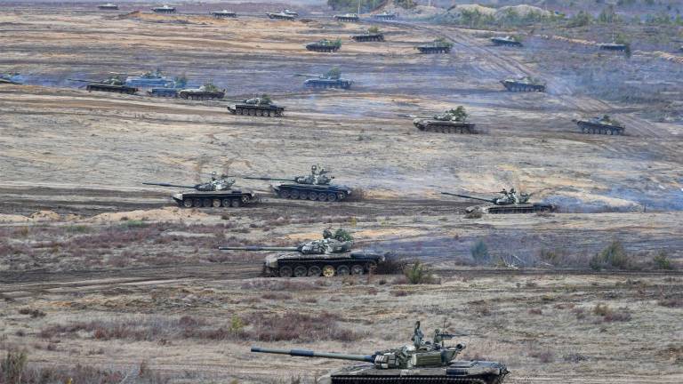 Varios tanques realizan un simulacro en un campo de entrenamiento en <a rel="nofollow" href="https://es.wikipedia.org/wiki/Bielorrusia" target="_blank">Bielorrusia</a> preparándose para la ofensiva. (Fuente, www.nationalgeographic.com.es/fotografia)