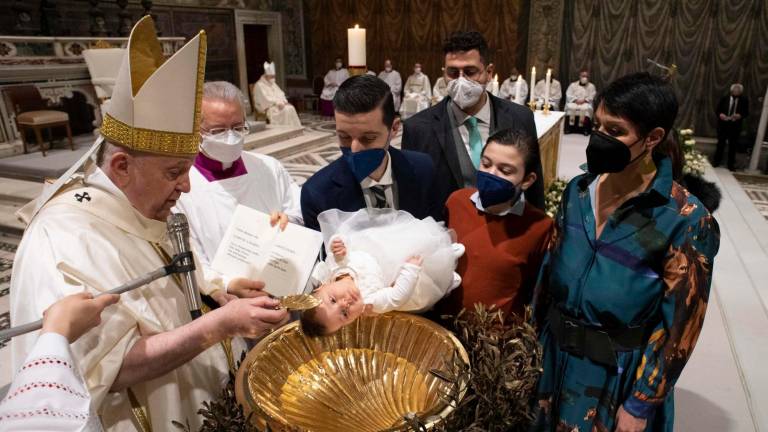 El papa Francisco, durante el bautizo de uno de los pequeños en la Capilla Sixtina. Foto: E.P.