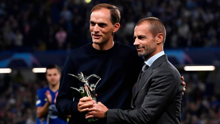 El presidente de la UEFA, Aleksander Ceferin, entregando al técnico del Chelsea Thomas Tuchel el premio al mejor Entrenador del Año de la UEFA. Foto: Facundo Arrizabalaga