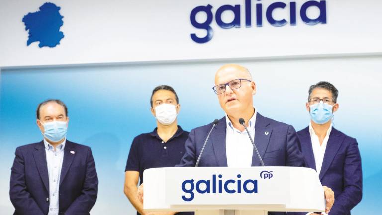 El presidente José Manuel Baltar con alcaldes del PP , de izquierda a derecha, José Crespo, Alberto Villares y Luis Oujo. Foto: ECG