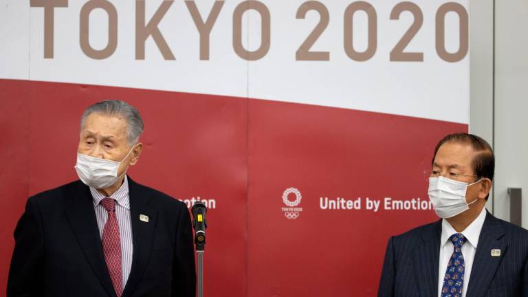 Yoshiro Mori (izq.), y Toshiro Muto, presidente y CEO de Tokio 2020, respectivamente, comparecen tras la conferencia con Thomas Bach. Foto: Takashi Aoyama