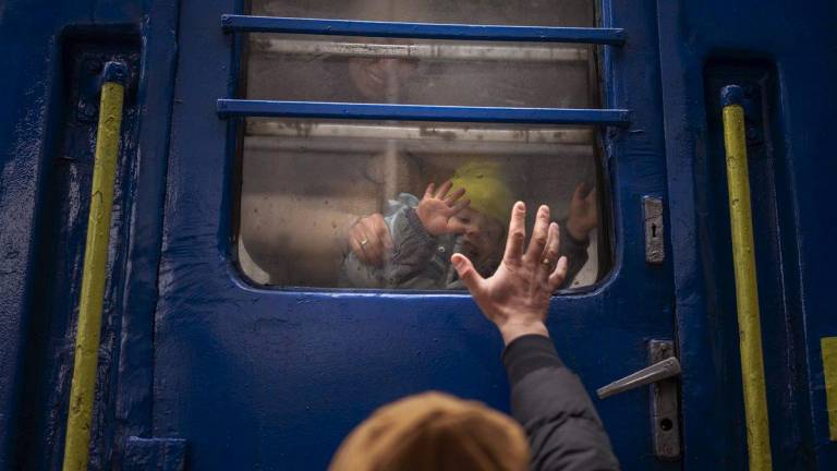 Stanislav, de 40 años, se despide de su hijo David, de 2 años y de su esposa Anna, de 35, en un tren a Leópolis en la estación de <a rel="nofollow" href="https://es.wikipedia.org/wiki/Kiev" target="_blank">Kiev</a>. (Fuente, www.nationalgeographic.com.es/fotografia)