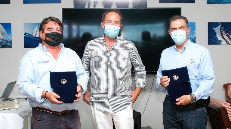 Desde la izquierda, Jaime Darder, Manuel Capeáns y Pedro Campos, en la entrega de placas. Foto: Juan Caballero