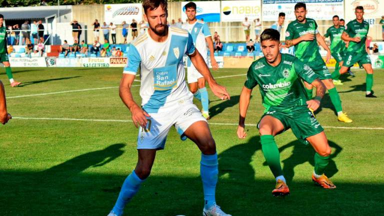 EN BALTAR. Parapar, jugador de la SD Compostela, protege el balón durante el encuentro ante el Arenteiro. Foto: SDC 