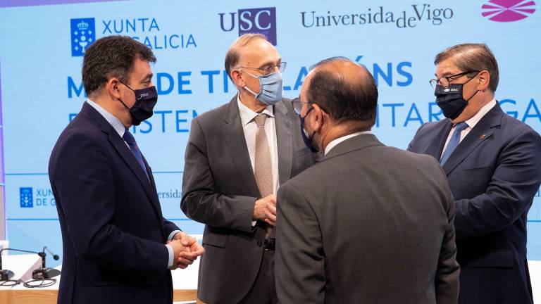 Los rectores de las tres universidades gallegas conversan con Román Rodríguez, en el acto del mes de junio en el que se firmó el nuevo mapa de titulaciones para el p´roximo lustro (Foto: Xoan Crespo / Xunta)