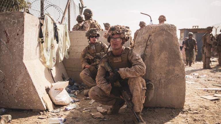 Algunos de los marines estadounidenses desplegados en el aeropuerto de Kabul. E. Press