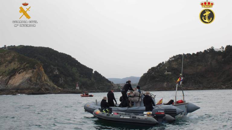 Efectivos de la Guardia Civil durante las tareas para la neutralización de un artefacto explosivo en la bahía de Pasaia (Gipuzkoa). - GUARDIA CIVIL