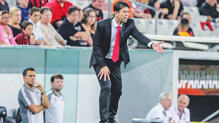 EL BRASILEÑO Fabiano, dando instrucciones durante su etapa como entrenador del Atlético Paranaense, en 2017
